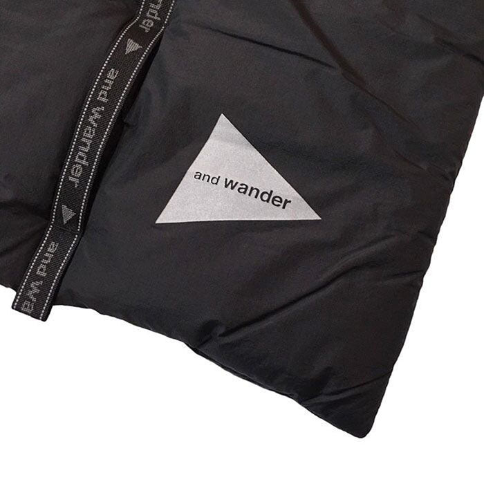 【and wander】ripstop down muffler